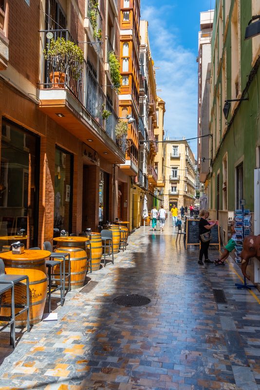 Oamenii se plimbă pe o stradă din Cartagena, Spania